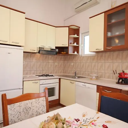 Апартаменти With A Parking Space Hvar - 4004