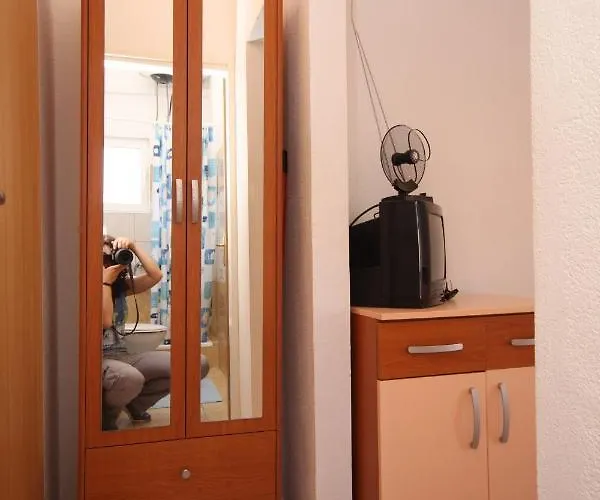 Appartamento With A Parking Space Hvar - 4004